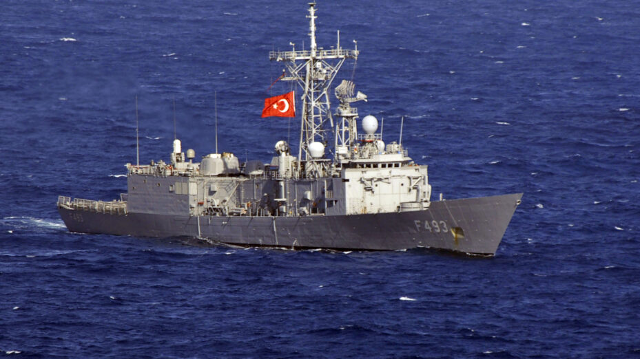 Turkish_frigate_TCG_Gelibolu_(F_493)