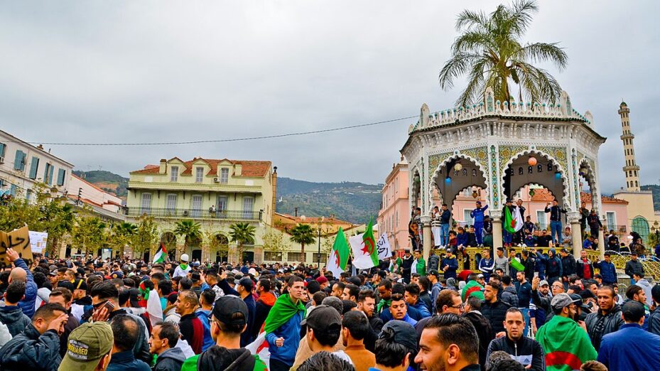 1200px-Manifestation_contre_le_5e_mandat_de_Bouteflika_(Blida)