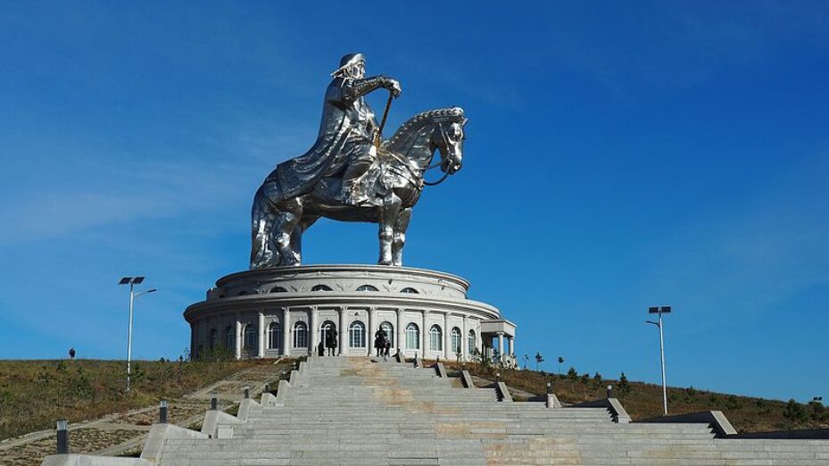 Chinggis_Khan_Statue_Complex_(22310875634)