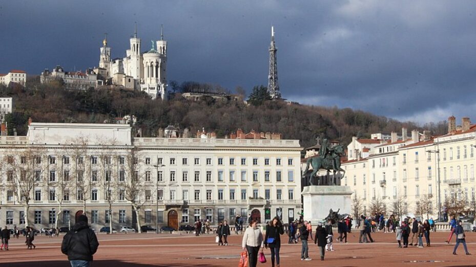 800px-Place_Bellecour_Lyon_2