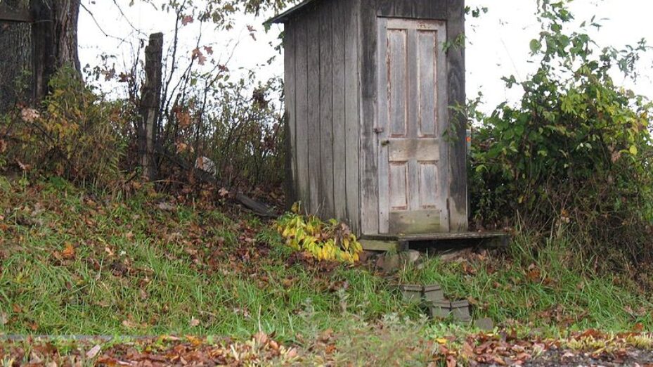 800px-Amish_Outhouse