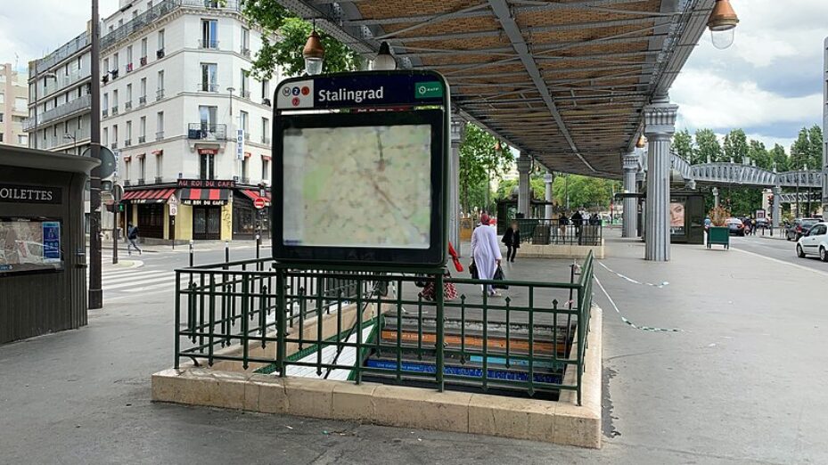 800px-Entrée_Station_Métro_Stalingrad_Paris_2