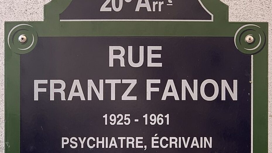 Plaque_Rue_Frantz_Fanon_-_Paris_XX_(FR75)_-_2021-05-27_-_1