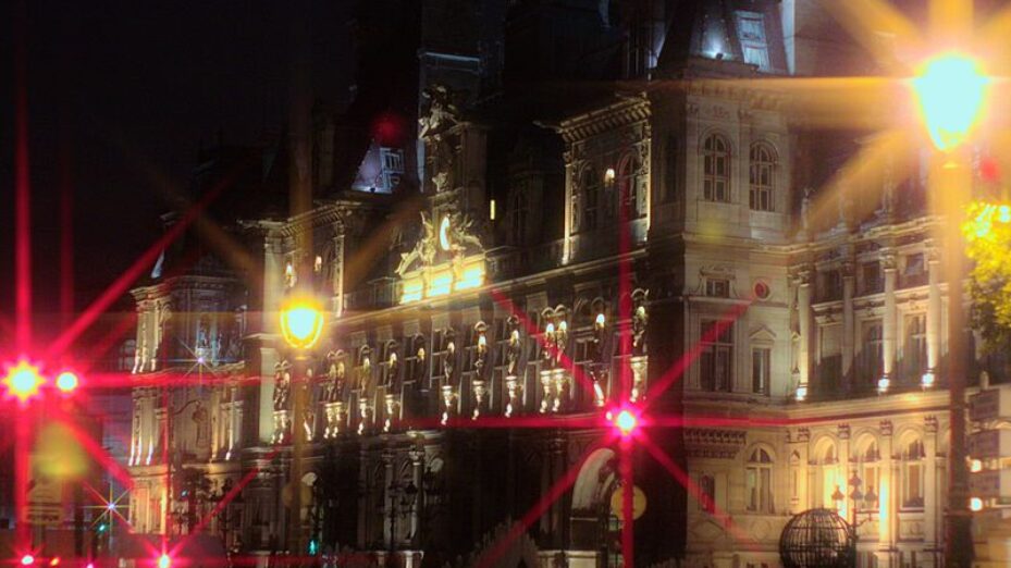 800px-Hôtel_de_ville_de_Paris_par_nuit