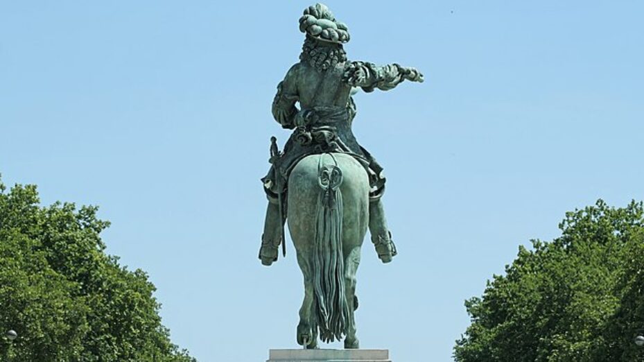 @wikipedia Versailles, place d'armes, statue équestre de Louis XIV.