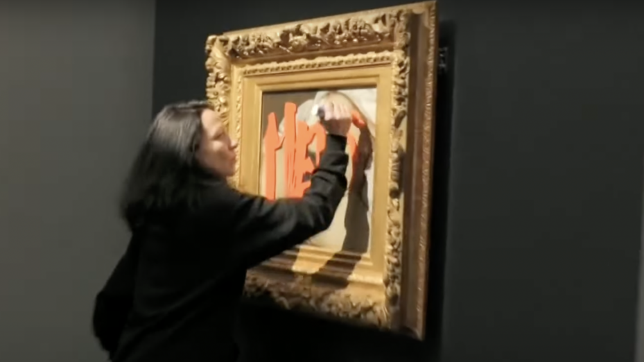 Deborah De Robertis taguant l'oeuvre de Courbet. Capture d'écran @ France3
