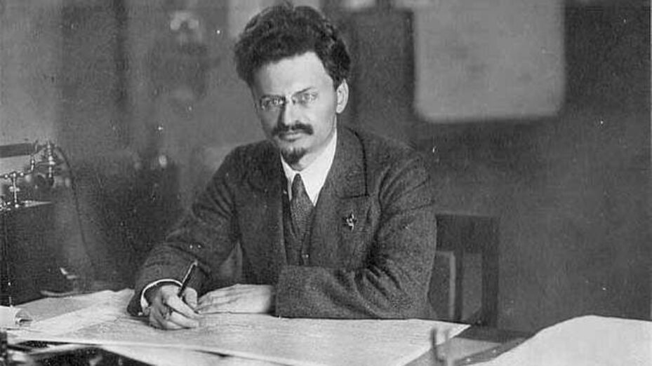 leon-trotsky-at-his-desk-40eac9-640