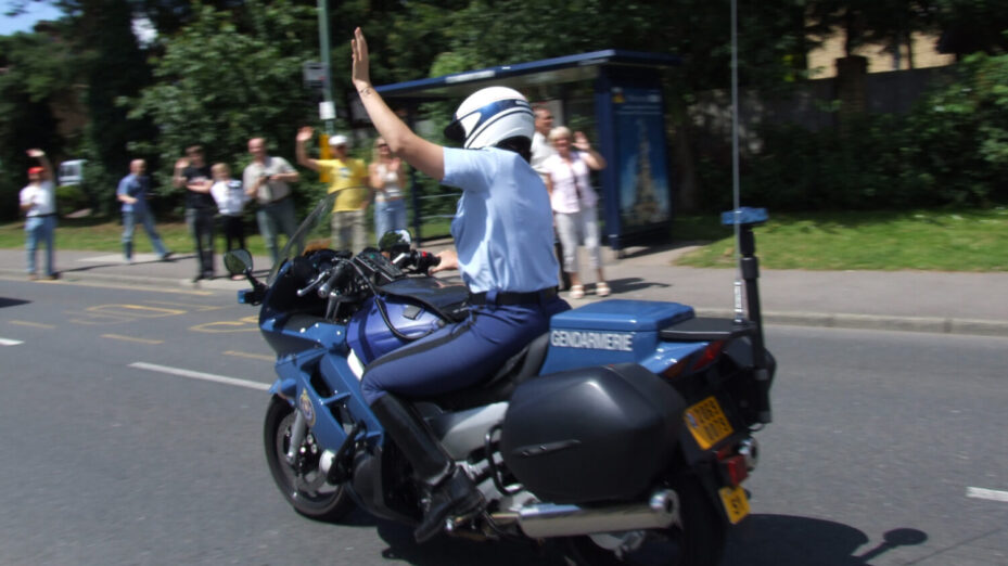 Gendarmerie_motor_officer_raising_arm_in_traffic