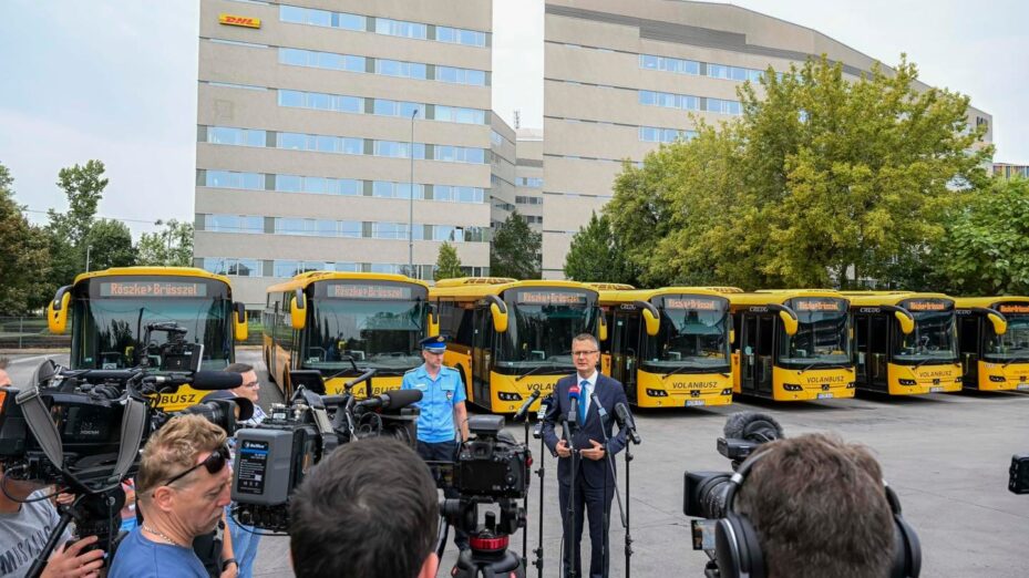 La présentation de la flotte de bus de migrants à destination de Bruxelles présentée par Retvari Bence, secrétaire d'Etat hongrois.