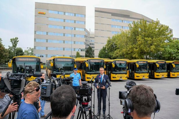 La présentation de la flotte de bus de migrants à destination de Bruxelles présentée par Retvari Bence, secrétaire d'Etat hongrois.