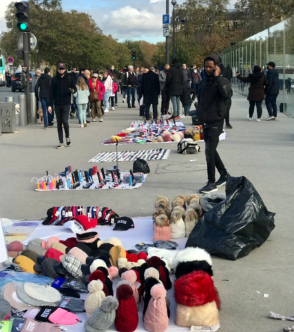 Paris Tour Eiffel vendeurs à la sauvette