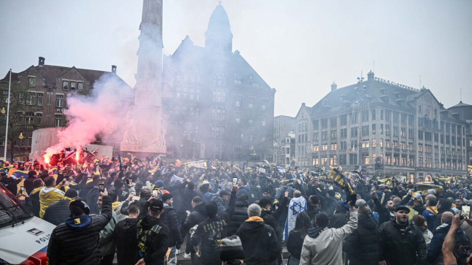 Les fans du Maccabi tel Aviv organisent une manifestation pro-israélienne sur la place du Dam, avant le match de l'UEFA Europa League entre le Maccabi tel Aviv et l'Ajax à Amsterdam, pays-Bas, le 7 novembre 2024. (Photo by Mouneb Taim / ANADOLU / Anadolu via AFP)