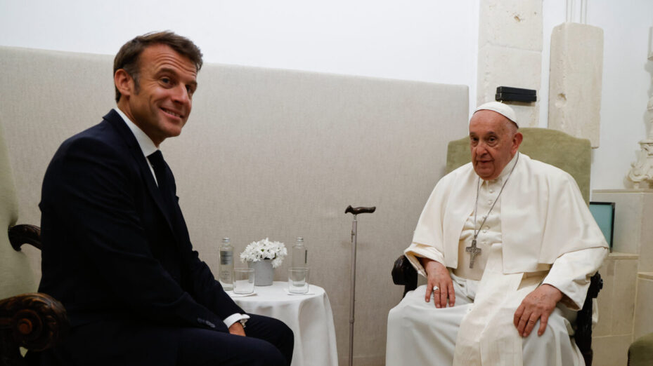 Emmanuel Macron et le pape François en Italie en juin 2024. (Photo by Ludovic MARIN / AFP)