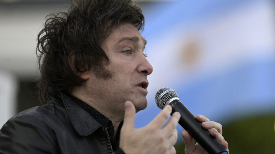 Argentine libertarian economist Javier Milei (R), legislator candidate for Avanza Libertad party, delivers a public open class of economy at San Martin square in Buenos Aires on October 19, 2021 ahead of the mid term elections to be held on November 14. (Photo by JUAN MABROMATA / AFP)