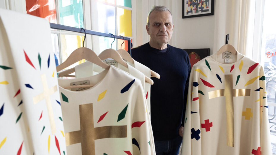 Jean-Charles de Castelbajac présente à l’AFP les vêtements liturgiques conçus pour la réouverture de Notre-Dame de Paris. (Photo d'ALAIN JOCARD / AFP)