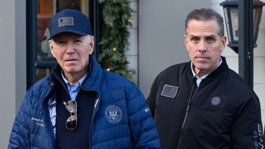 Joe Biden et son fils Hunter ce 29 novembre 2024. (Photo by Mandel NGAN / AFP)