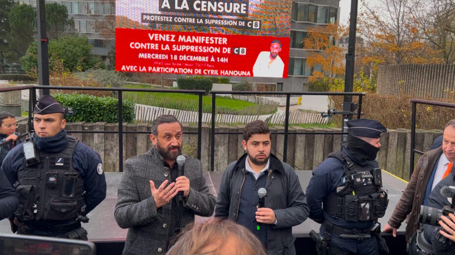 Cyril Hanouna et Radouan Kourak à la manifestation contre la suppression de C8 devant les locaux de l'Arcom, à Paris - Crédits : Julien Tellier.