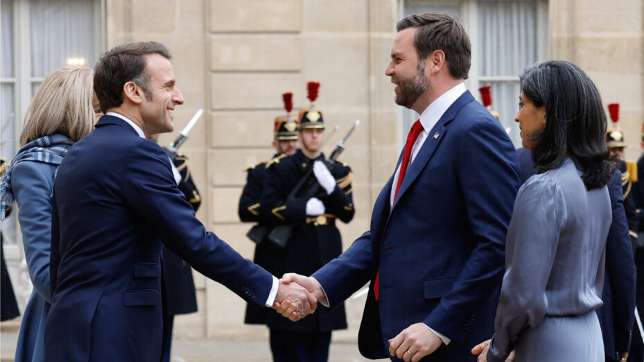 Ce mardi, Emmanuel et Brigitte Macron ont reçu à l’Elysée J.D. Vance et son épouse Usha Vance. (Photo by Ian LANGSDON / AFP)