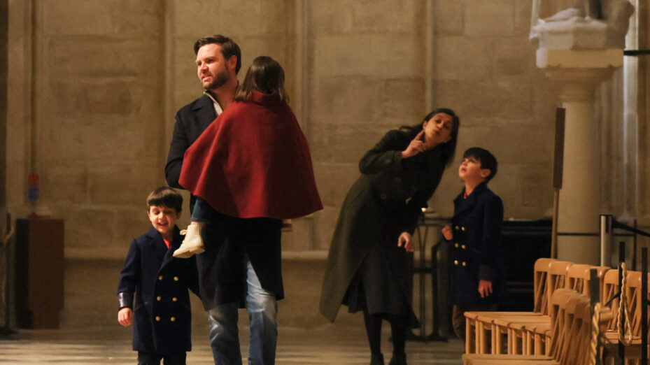 La famille Vance visitant Notre-Dame de Paris. © LEAH MILLIS POOL AFP