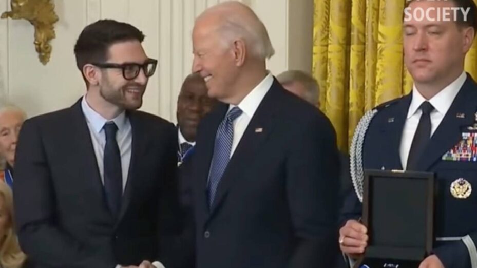 Alexander Soros décoré par Joe Biden (Capture écran Open Society Foundation)