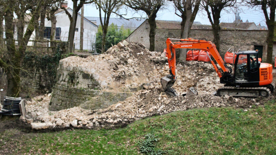 La tour n°18 sous les assauts de la pelleteuse. Provins © Julien Limongi