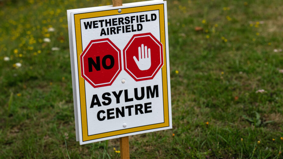 Une pancarte contre le centre d’hébergements de migrants à Wethersfield (juillet 2023). Photo by CARL COURT / GETTY IMAGES EUROPE / Getty Images via AFP