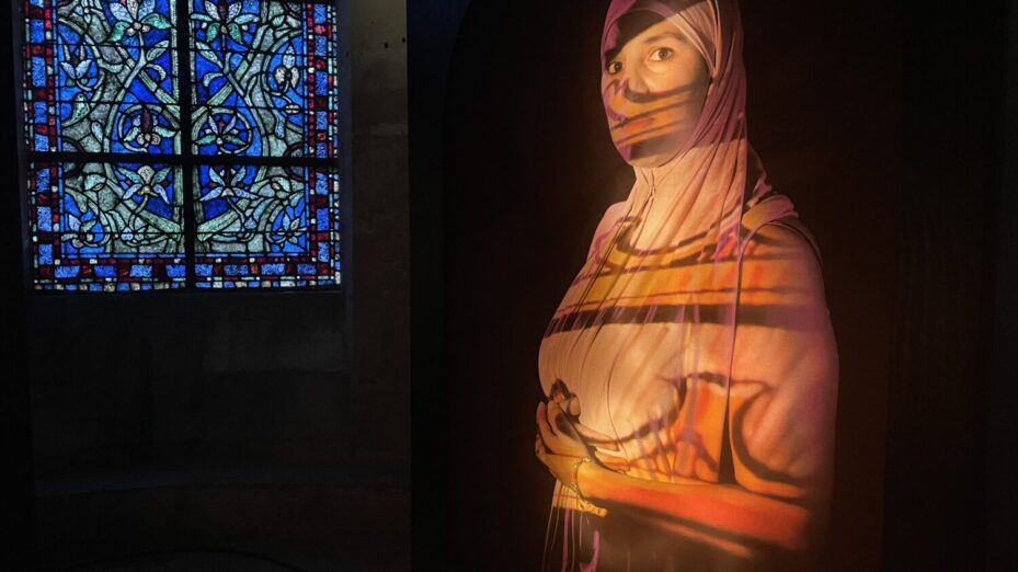 Exposition "nouvelles reines", dans la basilique de Saint-Denis. ©Aliénor de Pompignan