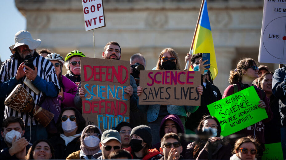 Manifestation pour la science et contre les coupes budgétaires, Washington, 7 mars 2025. (Photo by Allison Bailey / NurPhoto / NurPhoto via AFP)