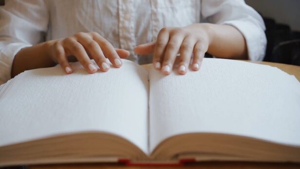 [LE GÉNIE FRANÇAIS] Braille : lire et écrire pour des millions d’aveugles