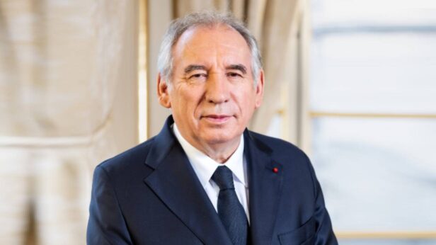 [SATIRE À VUE] L’élu du MoDem voit Bayrou à l’Élysée et Macron à Matignon