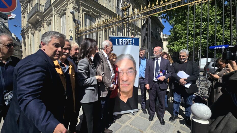 Le comité de soutien à Boualem Sansal réuni devant l'ambassade d'Algérie - Photo Jean Bexon