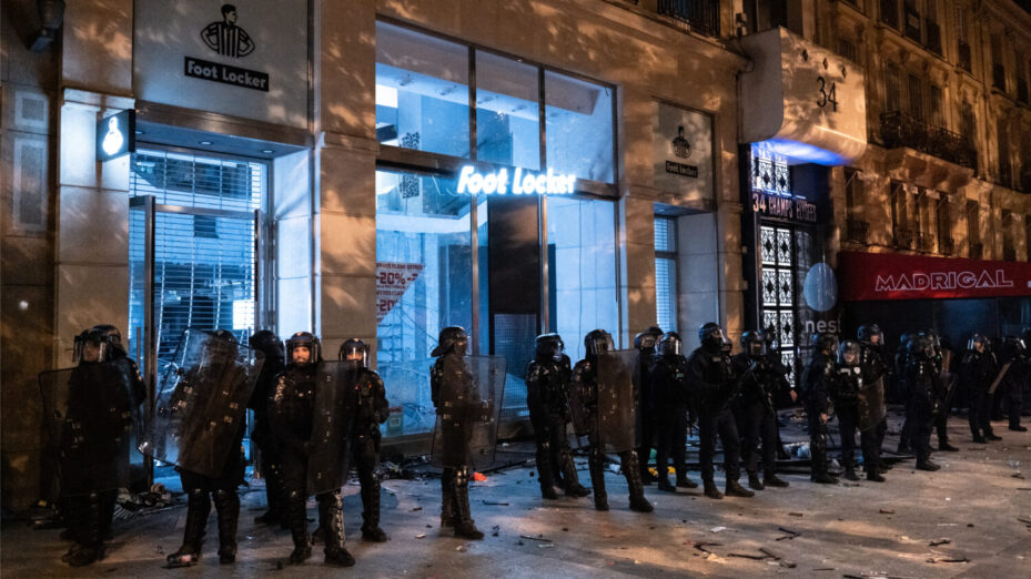 Le Foot Locker des Champs-Elysées après le pillage. Photo by Jerome Gilles / NurPhoto / NurPhoto via AFP
