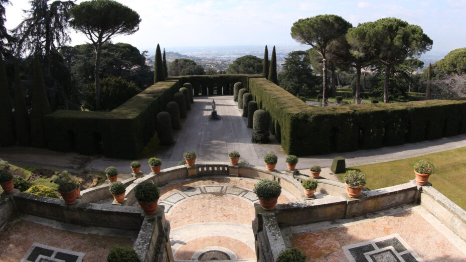 AFP NE PAS RÉUTILISER Les jardins de Castelgandolfo. (Photo by Franco Origlia / GETTY IMAGES EUROPE / Getty Images via AFP)