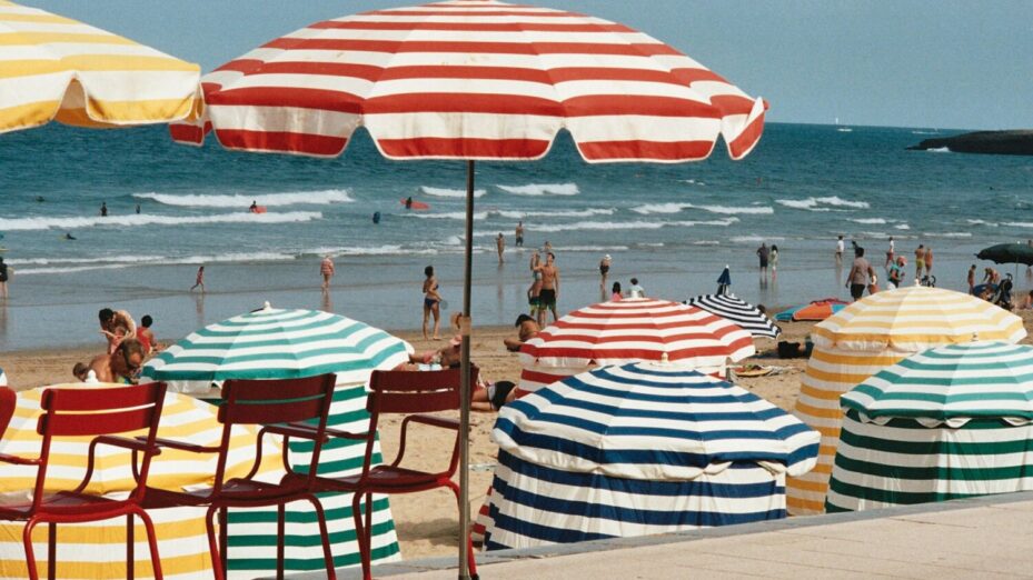 plage mer parasol @Labreigne-Unsplash