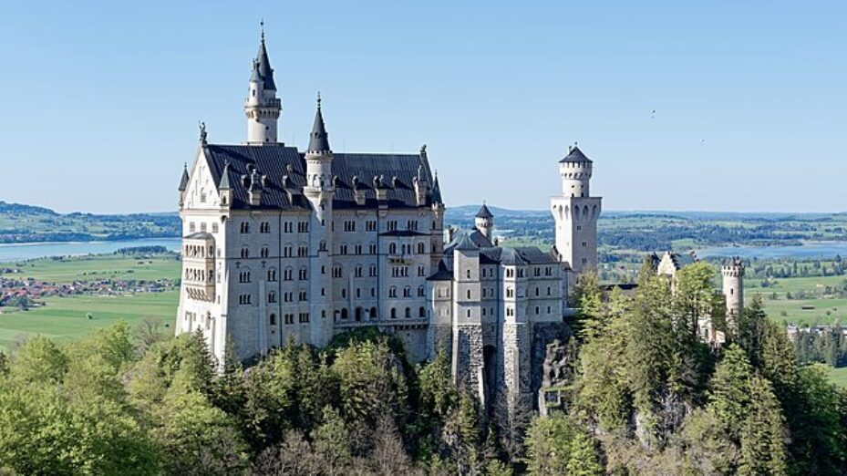 Neuschwanstein_Castle,_Germany,_20250501_1643_8443 Châteaux Louis II Bavière Unesco