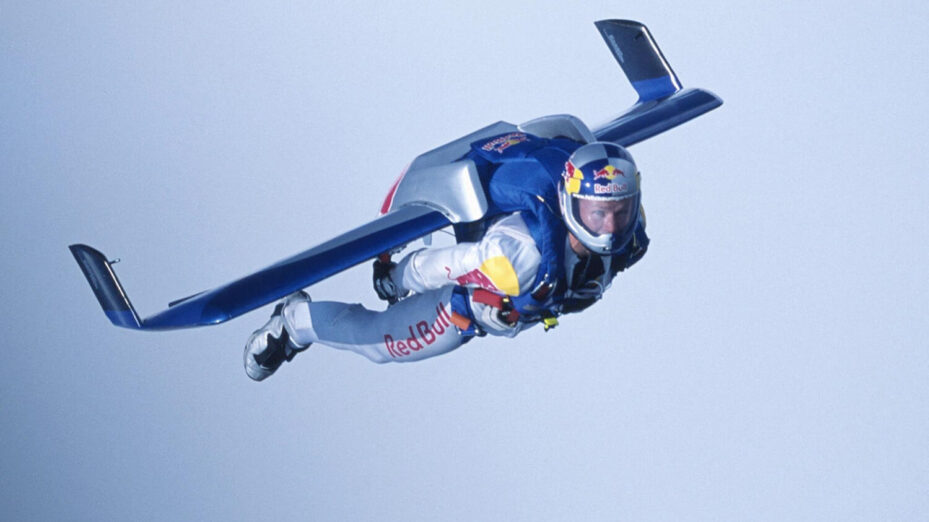 AFP NE PAS RÉUTILISER En 2003, Baumgartner traversait la Manche, équipé d'une aile en carbone. (Photo by DENIS BALIBOUSE / SPORTSANDNEWS / AFP)