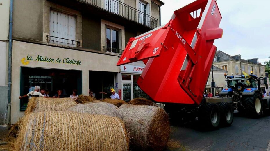 Des ballots de paille déversés par les agriculteurs - Photo Jean Bexon