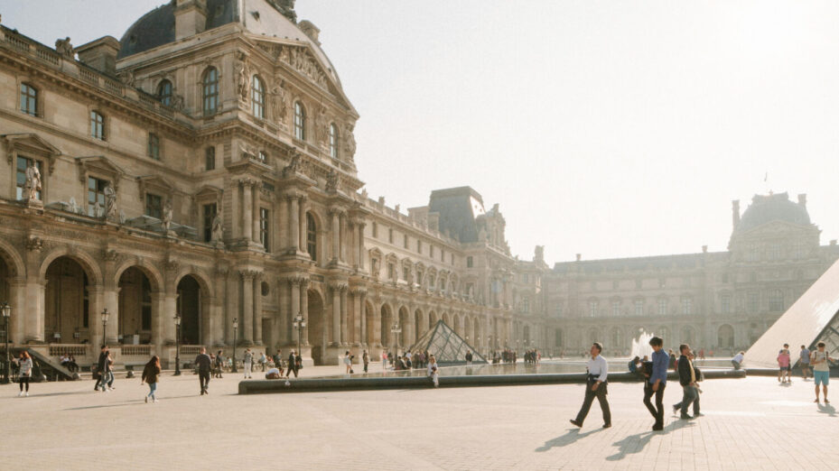 Louvre Paris tourisme Photo de Lina Kivaka: www.pexels.com/