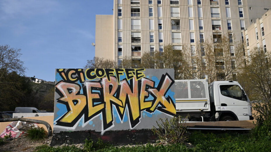 AFP NE PAS RÉUTILISER Point de deal à La Castellane, Marseille. (Photo by NICOLAS TUCAT / AFP)