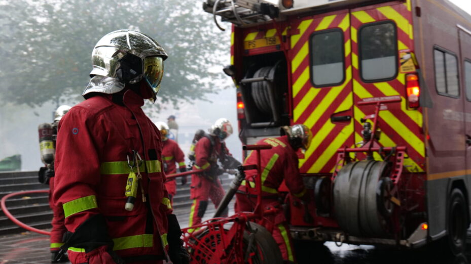 Pompiers en intervention sur un feu volontaire - Photo JB