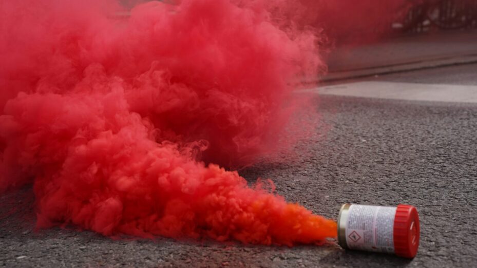 fumée rouge antifa