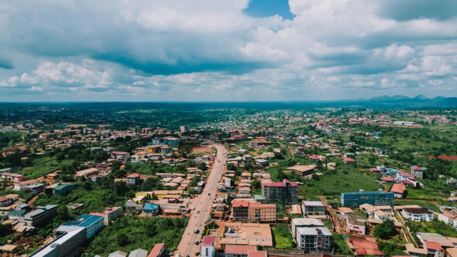Centre de Yaoundé.
Photo de Kelly : https://www.pexels.com/fr-fr/photo/ville-monument-urbain-citadin-17290990/