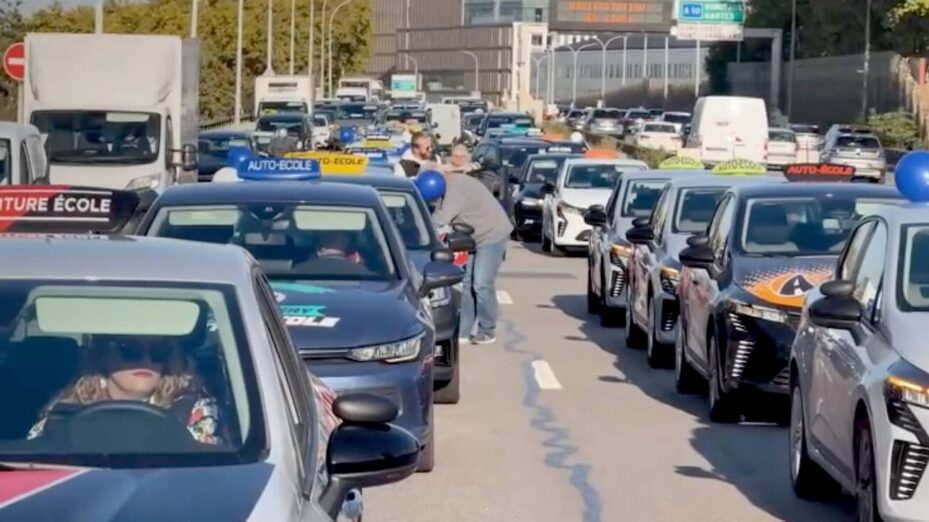 L'opération escargot des auto-écoles sur le périphérique parisien le 29 septembre. Capture écran Le Parisien