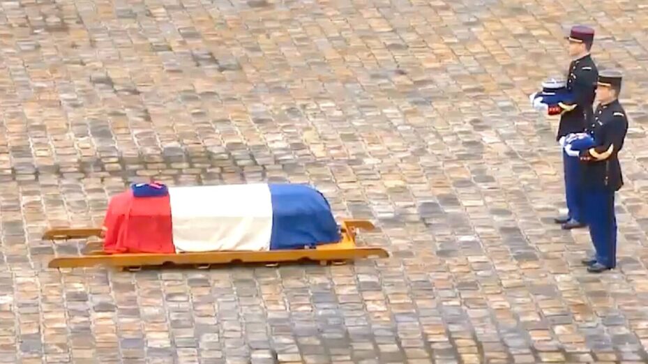 Hommage à Arnaud Beltrame aux Invalides - Capture écran Le Figaro