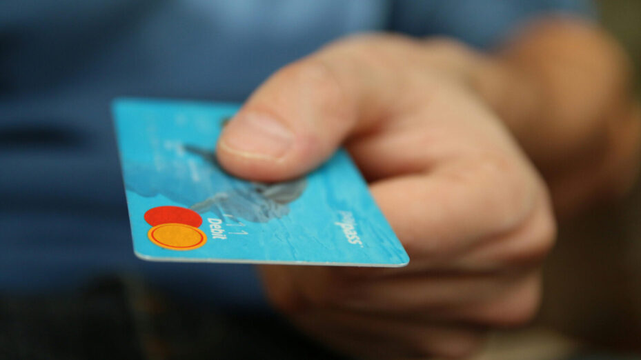 Photo de Pixabay: https://www.pexels.com/fr-fr/photo/personne-detenant-une-carte-de-debit-50987/