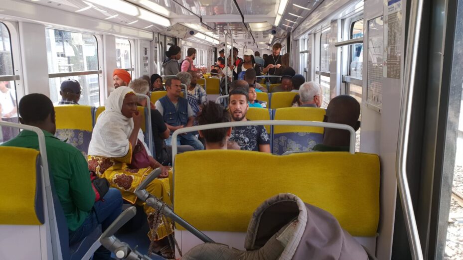 RER_B_train_interior_in_2018-08,_Paris,_France @YitzhakNat-Wikimedia Commons