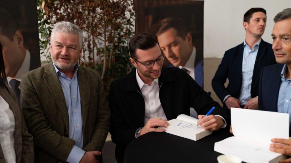 Jordan Bardella en dédicace à Marseille