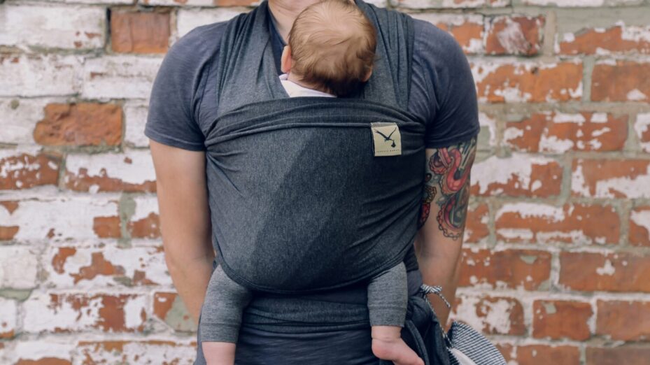 homme avec un bébé