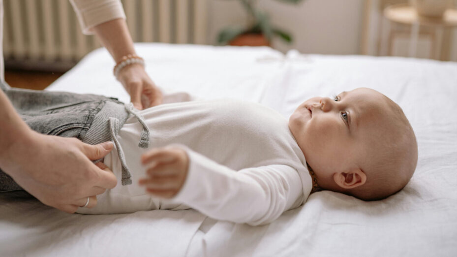 Photo de Photo de Yan Krukau: https://www.pexels.com/fr-fr/photo/mains-femme-lit-mentir-6209544/