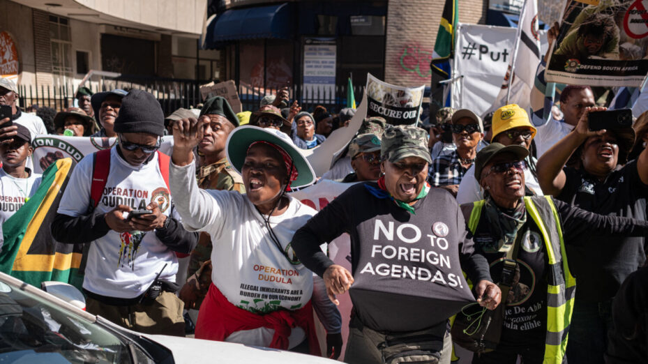 Manifestation d’Opération Dudula contre l’immigration illégale en juillet dernier à Johannesburg. (Photo by EMMANUEL CROSET / AFP)